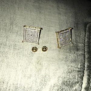 1 pair of screw back earrings